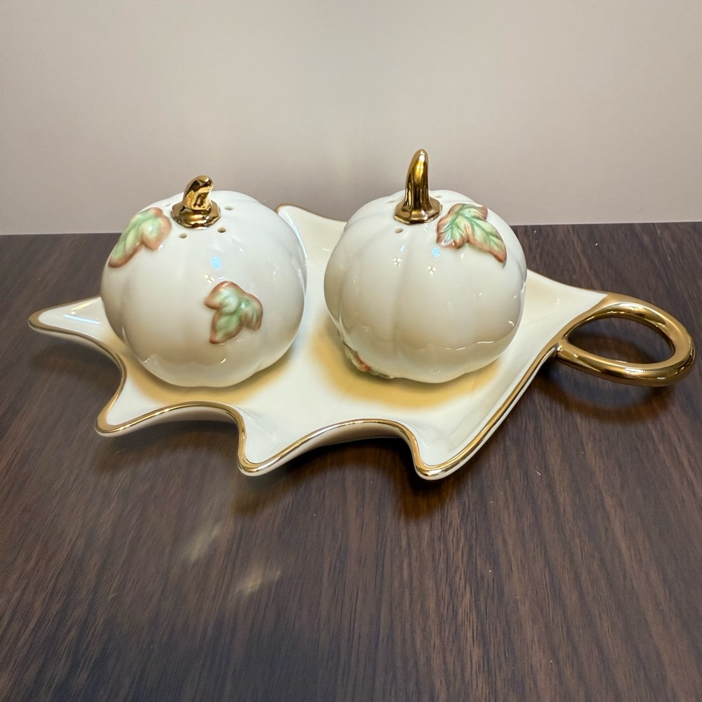 Lenox Pumpkin Salt & Pepper Shakers with Leaf Tray – Gold Trim – NWT